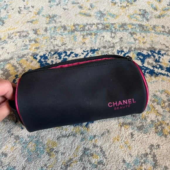 Chanel Makeup Case - Picture 1 of 6
